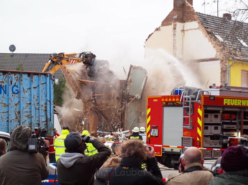 Hausexplosion Bruehl bei Koeln Pingsdorferstr P542.JPG